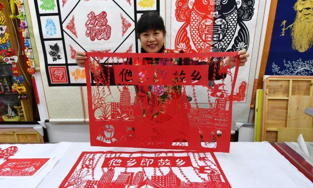 นักตัดกระดาษชาวเมืองชิงเต่าอวดผลงานรับตรุษจีนปีฉลู_fororder_0203剪纸1