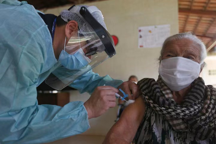 คนชราสถานสงเคราะห์บราซิลฉีดวัคซีนโควิด-19 จากจีน_fororder_微信图片_20210125083816