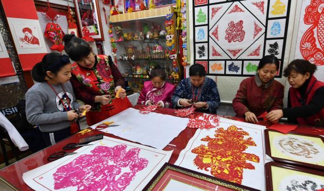 นักตัดกระดาษชาวเมืองชิงเต่าอวดผลงานรับตรุษจีนปีฉลู_fororder_0203剪纸3