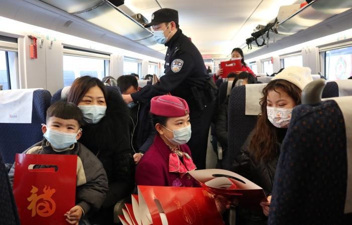 หน่วยงานทางรถไฟนครฉงชิ่งจัดกิจกรรมอวยพรตรุษจีนแก่ผู้โดยสาร_fororder_旅客回家路2
