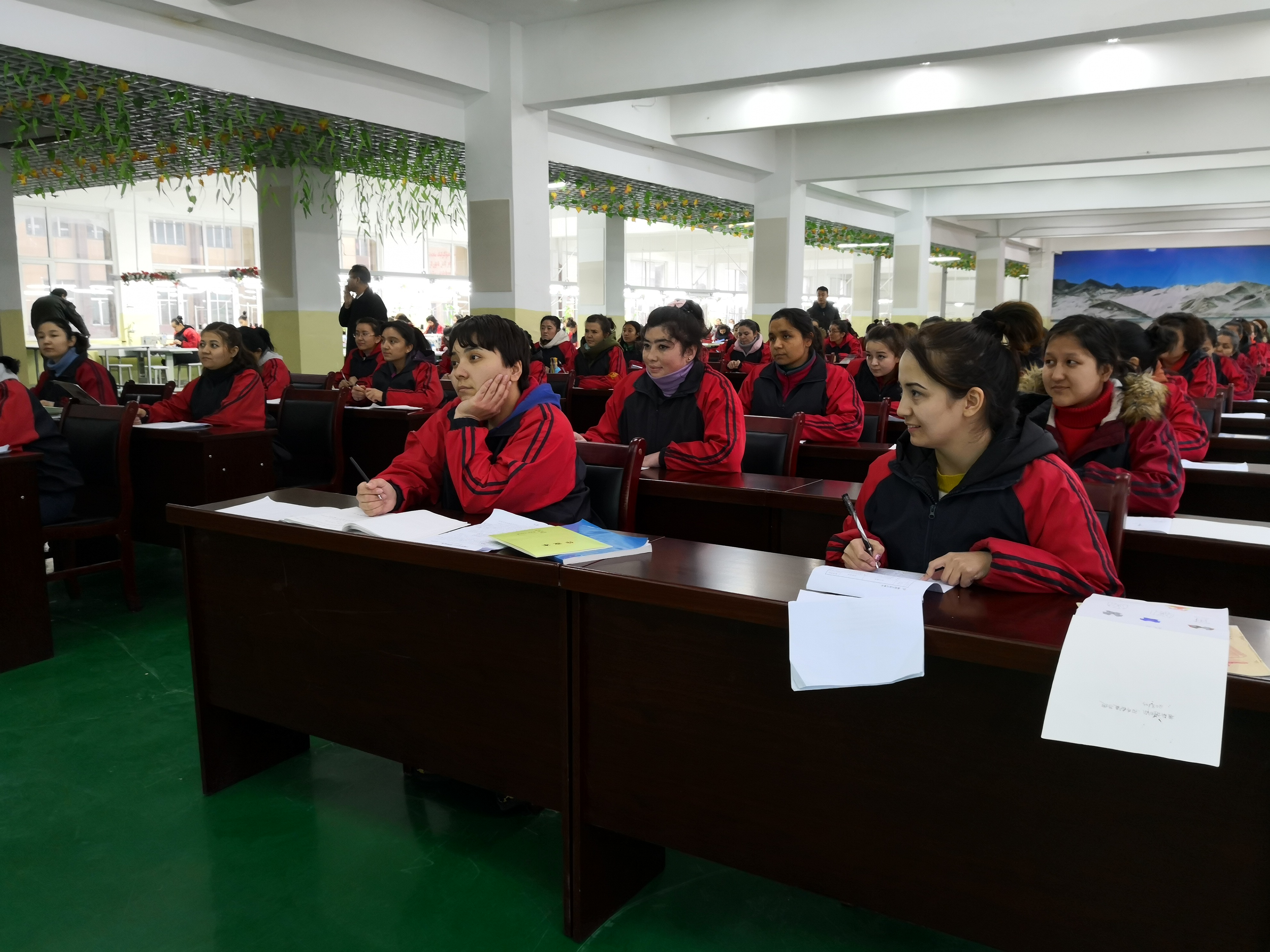 图片默认标题_fororder_学习服装设计的女学员们在认真听讲  摄影：黎萌.JPG