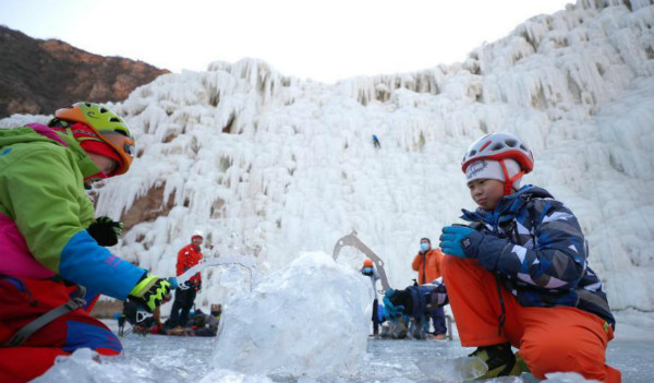 สนุกกับกิจกรรมปีนผาน้ำแข็งชานกรุงปักกิ่ง_fororder_beijingpanbing4