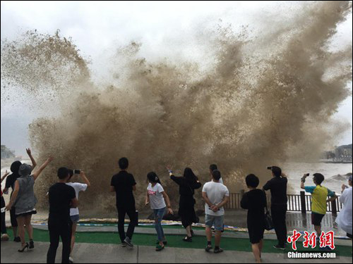พายุไต้ฝุ่น "ไท่ลี่"ก่อให้เกิดคลื่นยักษ์ชายฝั่งทะเลมณฑลเจ้อเจียงของจีน