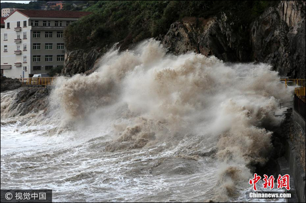 พายุไต้ฝุ่น "ไท่ลี่"ก่อให้เกิดคลื่นยักษ์ชายฝั่งทะเลมณฑลเจ้อเจียงของจีน