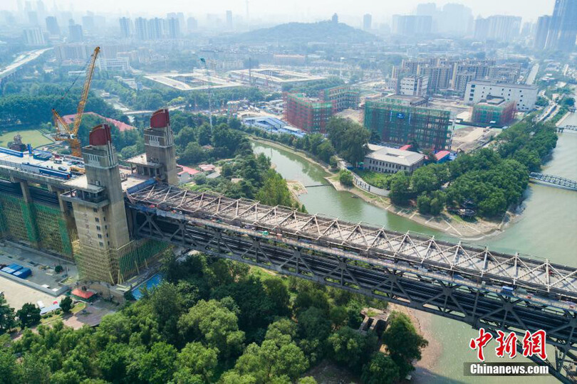 รื้อพื้นสะพานข้ามแม่น้ำแยงซีหนานจิงแต่โผล่ "กระดูกเหล็ก"