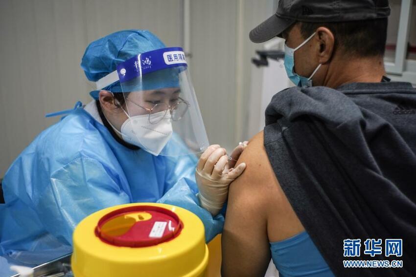Tiongkok Duduki Urutan Kedua di Dunia dalam Penyuntikan Vaksin Virus Corona_fororder_zzz6