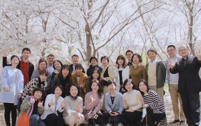 2021年3月31日放送のお便り紹介_fororder_2021年日本語部集合写真（満開した桜の木の下で）