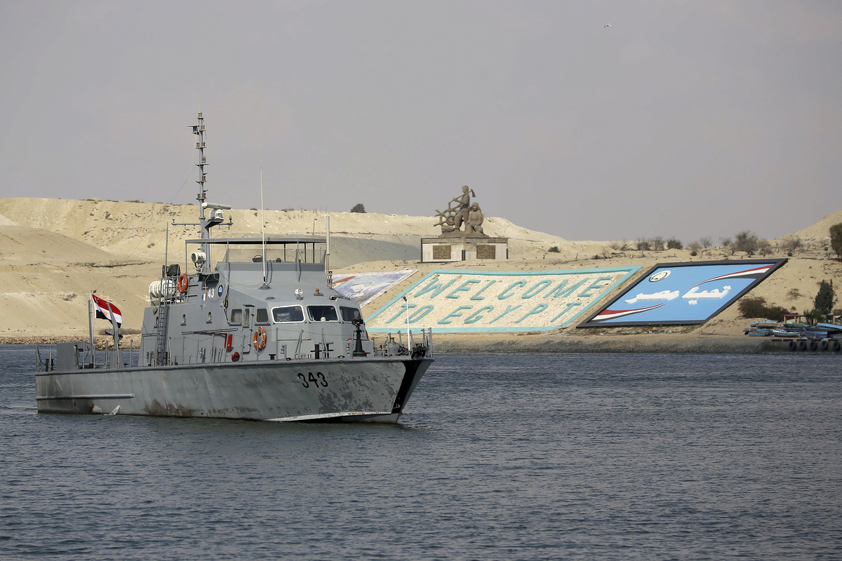 مصر: عبور كافة السفن المنتظرة بقناة السويس منذ حادث جنوح السفينة البنمية_fororder_VCG111323637910