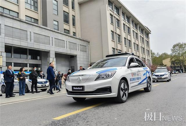 บริษัทรถยนต์จีน“ตงเฟิง” เริ่มทดสอบใช้งานรถไร้คนขับภายในมหาวิทยาลัยอู่ฮั่น_fororder_822859416