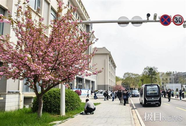 บริษัทรถยนต์จีน“ตงเฟิง” เริ่มทดสอบใช้งานรถไร้คนขับภายในมหาวิทยาลัยอู่ฮั่น_fororder_2002577358