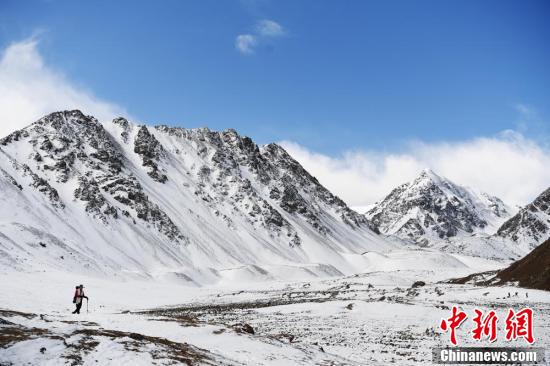 春の氷雪に包まれた甘粛粛南巴爾斯雪山の秘境、観光客を魅了