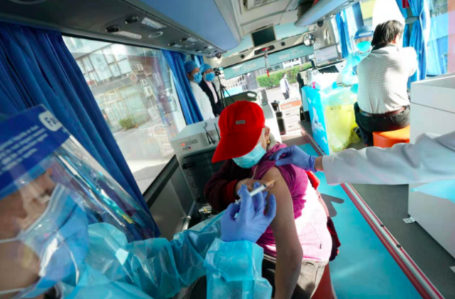 ワクチン接種は「車内」 北京が専用車を導入_fororder_N5图