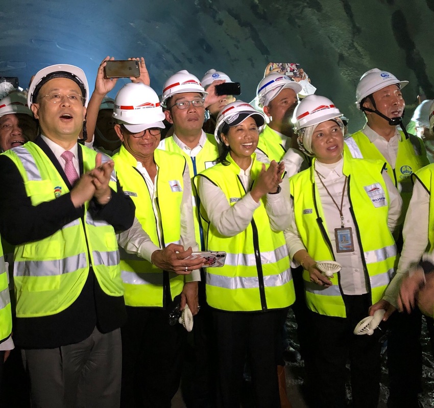 图片默认标题_fororder_印尼国企部长和中国驻印尼大使共同见证瓦利尼隧道贯通