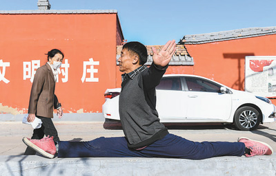 大学生に交じってバレエを練習する59歳の男性　モンゴル自治区