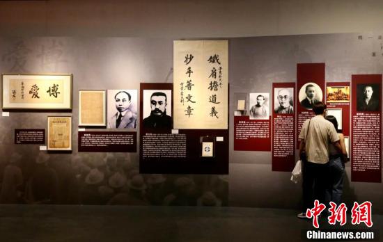 นิทรรศการฉลอง “100 ปีพรรคคอมมิวนิสต์จีน” ว่าด้วยจิตใจชาวจีนโพ้นทะเลดึงดูดชาวบ้านเข้าชม_fororder_20210519一百周年3