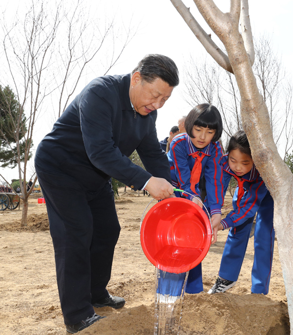 เลขาธิการใหญ่พรรคคอมมิวนิสต์จีนให้ความใส่ใจเรื่องเด็กและเยาวชนต้องเติบโตอย่างแข็งแรง_fororder_2019年4月习近平和少先队员一起参加首都义务植树活动