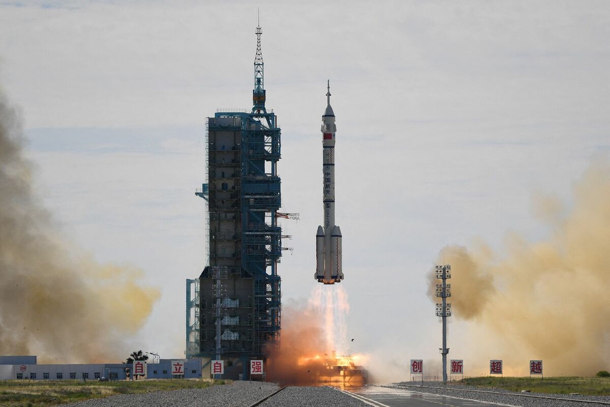 الصين تطلق أول مهمة مأهولة لبناء محطة الفضاء_fororder_VCG111335129335