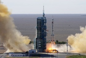 ภารกิจการส่งยานอวกาศพร้อมมนุษย์เสินโจว-12 ของจีนประสบความสำเร็จ