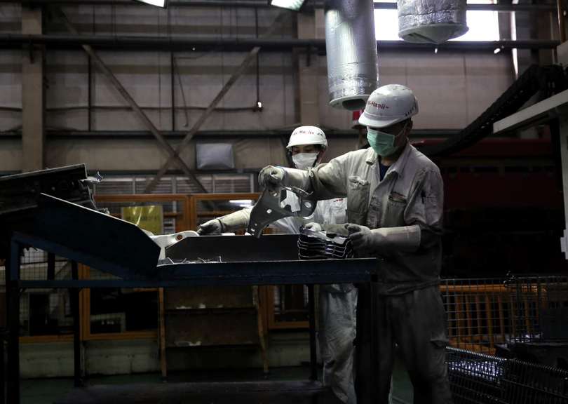 图片默认标题_fororder_武汉爱机汽车配件有限公司厂房内，工人正在生产