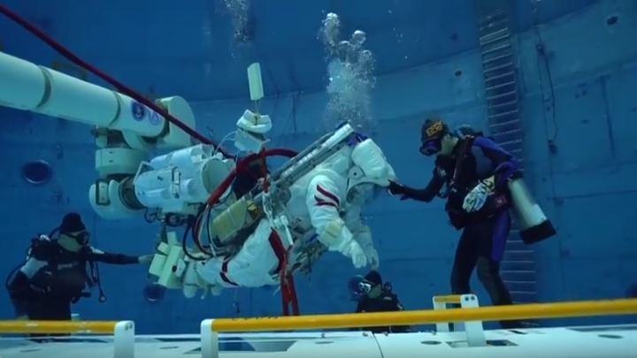 تسجيل الفيديو حول التمارين التدريبية لرواد الفضاء تحت الماء