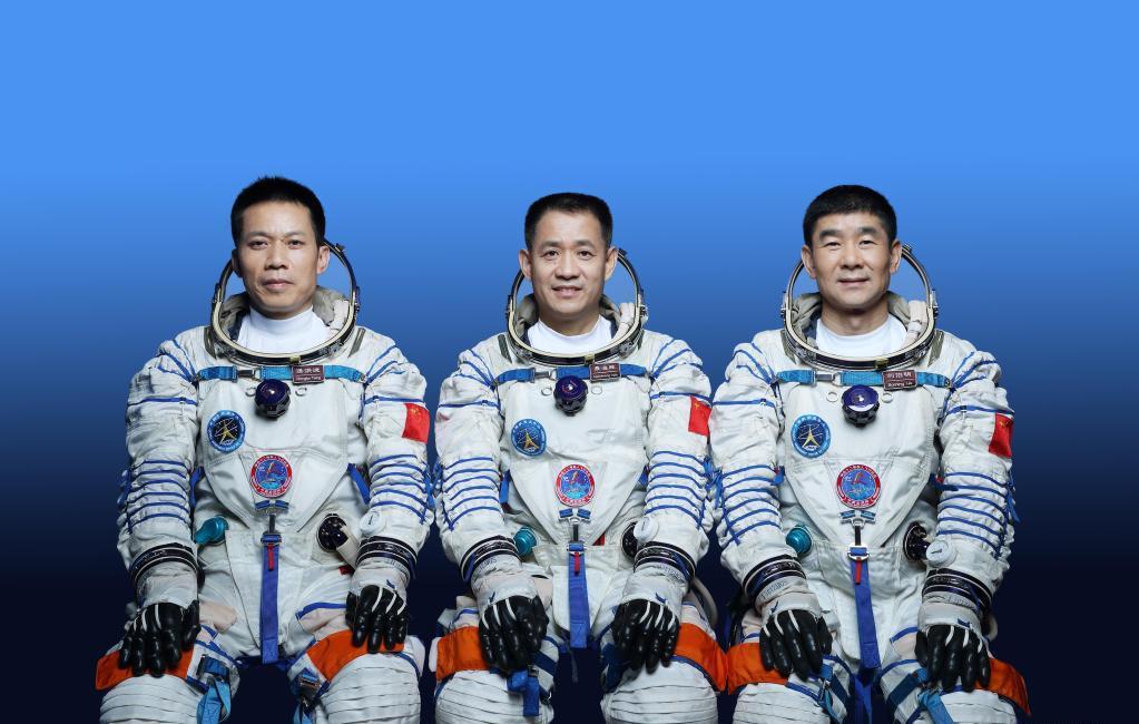 الصين تكشف عن رواد فضاء شنتشو-12 لبناء محطة الفضاء_fororder_001