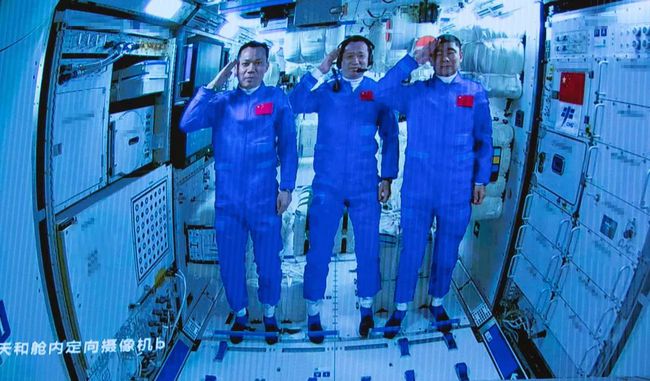 روادُ الفضاء الصينيون الثلاثة ينجحون في دخول الوحدة الأساسية "تيانخه" لمحطة الفضاء الصينية_fororder_01.JPG