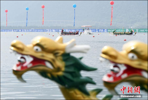 การแข่งขันเรือมังกรโลกครั้งที่ 13 ที่ทะเลสาบเตียนฉือ เมืองคุนหมิง แต่ละทีมรวมพลังงัดฝีพายเต็มเหนี่ยว!