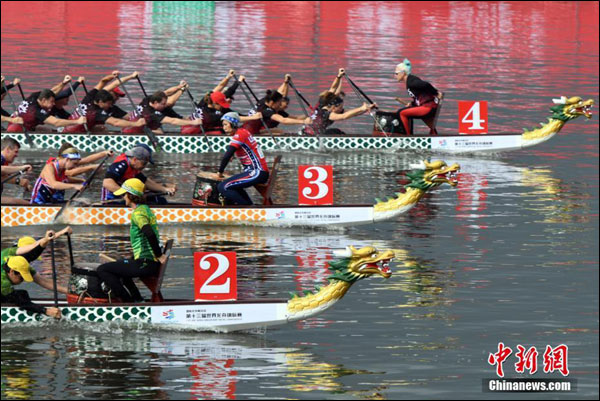 การแข่งขันเรือมังกรโลกครั้งที่ 13 ที่ทะเลสาบเตียนฉือ เมืองคุนหมิง แต่ละทีมรวมพลังงัดฝีพายเต็มเหนี่ยว!