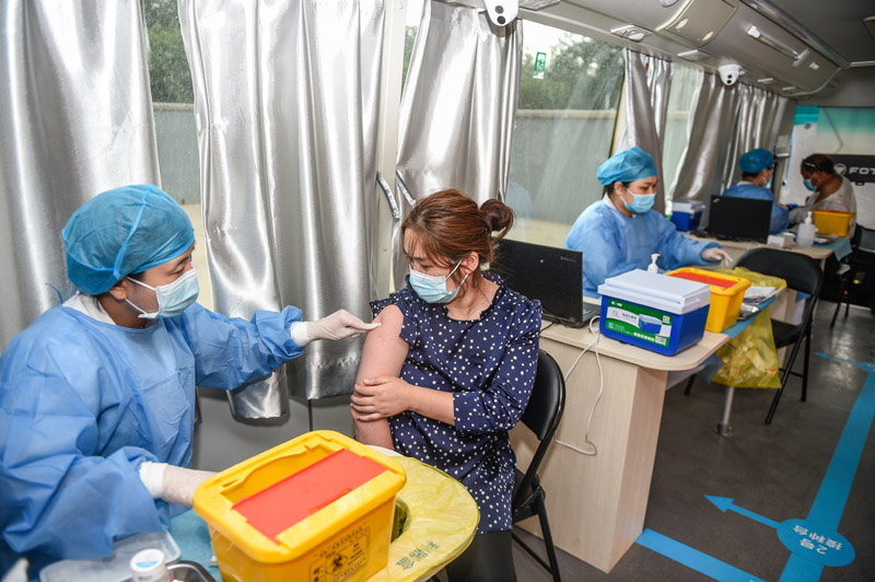 บทวิเคราะห์: จีนให้ความช่วยเหลือด้านวัคซีนป้องกันโควิด-19 แก่ประชาคมโลกอย่างเต็มกำลังความสามารถ_fororder_在大兴区青云店镇东店村，村民在疫苗接种车上接种新冠疫苗