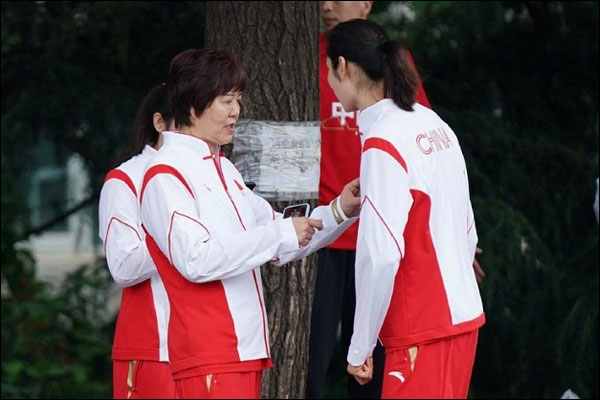 นักกีฬาเชิญธงจีนตะโกนพบกันวันชิงแชมป์ 8 ส.ค. นี้_fororder_20210723zgqs2