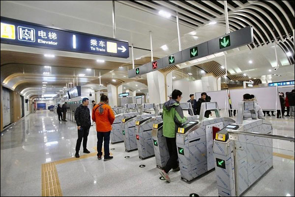 รถไฟใต้ดินปักกิ่งใช้“หยวนดิจิทัล”ผ่านประตูและซื้อบัตรโดยสารได้แล้ว_fororder_20210802BJdt