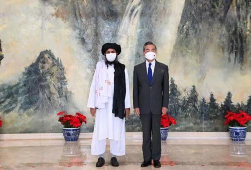 چینی وزیر خارجہ کی افغان طالبان کے سیاسی کمیشن کے سربراہ سے ملاقات_fororder_0728王毅会见塔利班