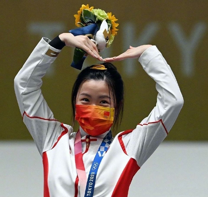 นักกีฬายิงปืนหญิงจีนผู้คว้า 2 เหรียญทองโอลิมปิกโตเกียวได้รับข้อความแสดงความยินดีจากดาราขวัญใจ_fororder_210729yangqianfen1