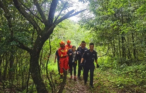 กุ้ยโจวส่งทีมกู้ภัย 300 กว่าคน ช่วยนักเดินทาง 16 คนในป่า_fororder_8