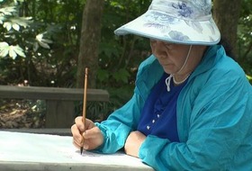 หญิงวัย 70 ปีจบการศึกษาปริญญาตรี 2 ใบจากสถาบันวิจิตรศิลป์จีน