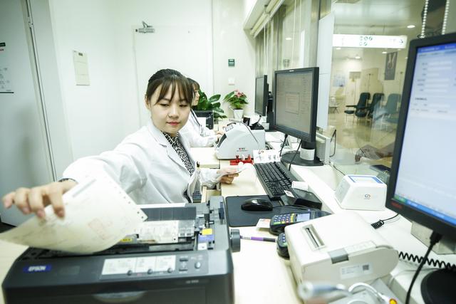 ปธน.สี จิ้นผิงมุ่งยกระดับสุขภาพประชาชนจีนสูงขึ้นอย่างต่อเนื่อง_fororder_北京协和医院急诊科收费处的工作人员在工作中