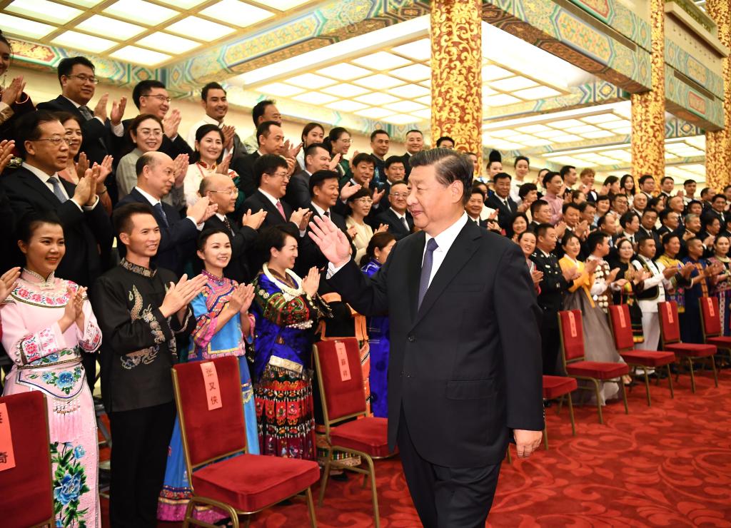 القادة الصينيون يشاهدون حفلا يعرض ثقافات الأقليات القومية_fororder_001