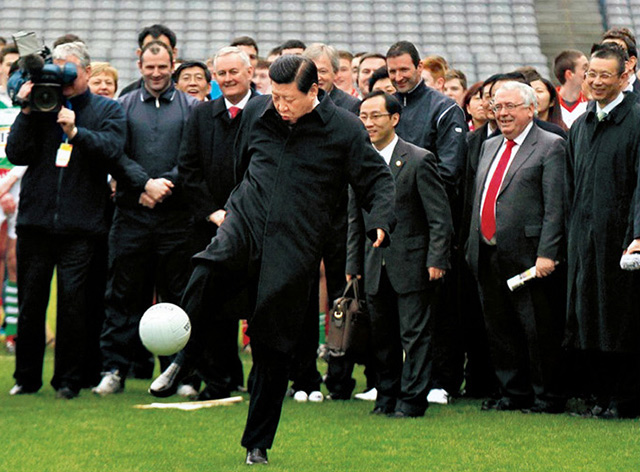 图片默认标题_fororder_2012年2月，时任国家副主席的习近平访问爱尔兰参观爱尔兰盖尔式运动协会时应邀开球