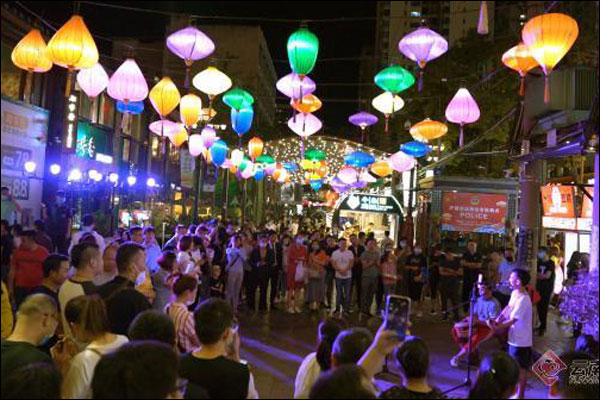 ตลาดกลางคืนคุนหมิงจำหน่ายอาหารหลายเชื้อชาติจำนวนมาก_fororder_20210913kmys1
