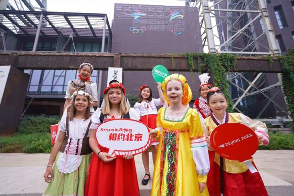 เยาวชนจีนและต่างชาติร่วมร้องเพลงต้อนรับงานกีฬาโอลิมปิกฤดูหนาวปักกิ่ง_fororder_20211004qsn-dah2