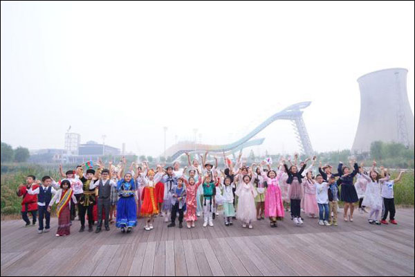 เยาวชนจีนและต่างชาติร่วมร้องเพลงต้อนรับงานกีฬาโอลิมปิกฤดูหนาวปักกิ่ง_fororder_20211004qsn-dah1