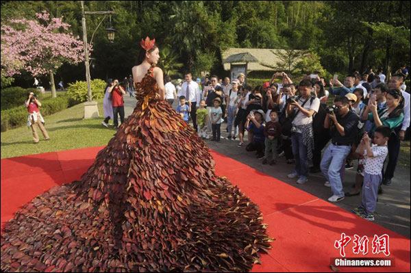 จัดแฟชั่นโชว์ "ชุดราตรีใบไม้แดง" ที่อุทยานธรรมชาติเซินโปลา เมืองชิงหย่วน มณฑลกว่างตง