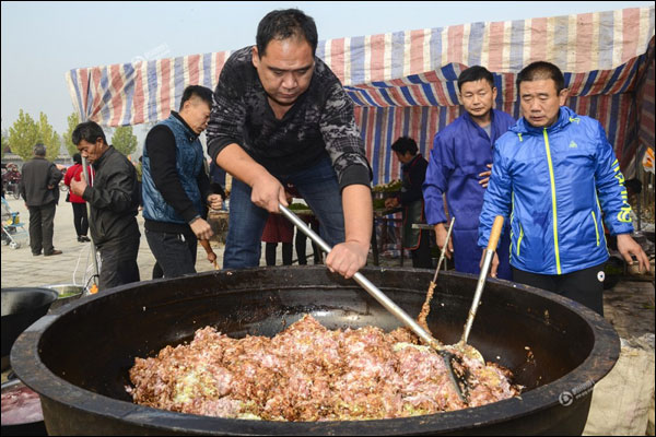 งานวัดหมู่บ้านอู่ซิงชุน มณฑลเหอหนาน จัดกิจกรรมร้อยคนร่วมห่อเกี๊ยวแจกคนชราพันคน เพิ่มความอบอุ่นรับหน้าหนาวมาเยือน