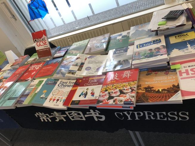 图片默认标题_fororder_英国市场目前比较畅销的汉语学习教辅类书籍（摄影梁弢）