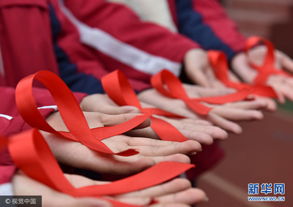 โรงเรียนมัธยมเมืองเฉาหู มณฑลอันฮุย จัดกิจกรรม "ริบบิ้นสีแดง" เผยแพร่ความรู้เกี่ยวกับโรคเอดส์