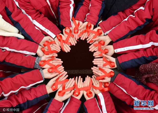 โรงเรียนมัธยมเมืองเฉาหู มณฑลอันฮุย จัดกิจกรรม "ริบบิ้นสีแดง" เผยแพร่ความรู้เกี่ยวกับโรคเอดส์