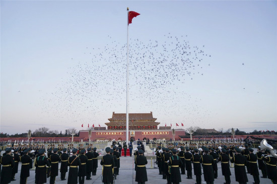 ทหารปลดแอกประชาชนจีนจัดพิธีเชิญธงชาติขึ้นสู่ยอดเสารับวันปีใหม่ 2018