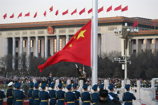 ทหารปลดแอกประชาชนจีนจัดพิธีเชิญธงชาติขึ้นสู่ยอดเสารับวันปีใหม่ 2018