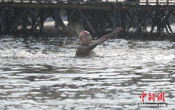ชาวเมืองฉางชุนว่ายน้ำในฤดูหนาวต้อนรับปีใหม่