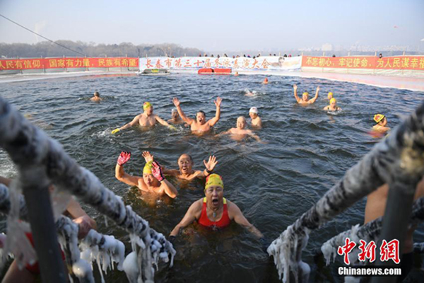ชาวเมืองฉางชุนว่ายน้ำในฤดูหนาวต้อนรับปีใหม่